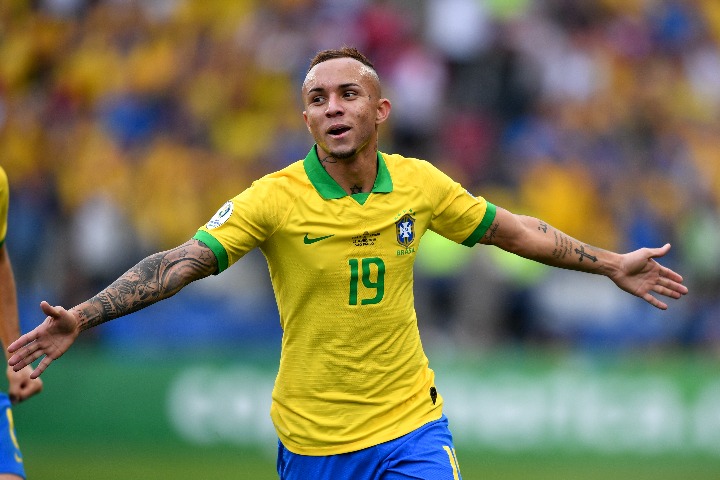  纽卡斯尔联主场气势如虹，球迷助威声中大胜埃弗顿